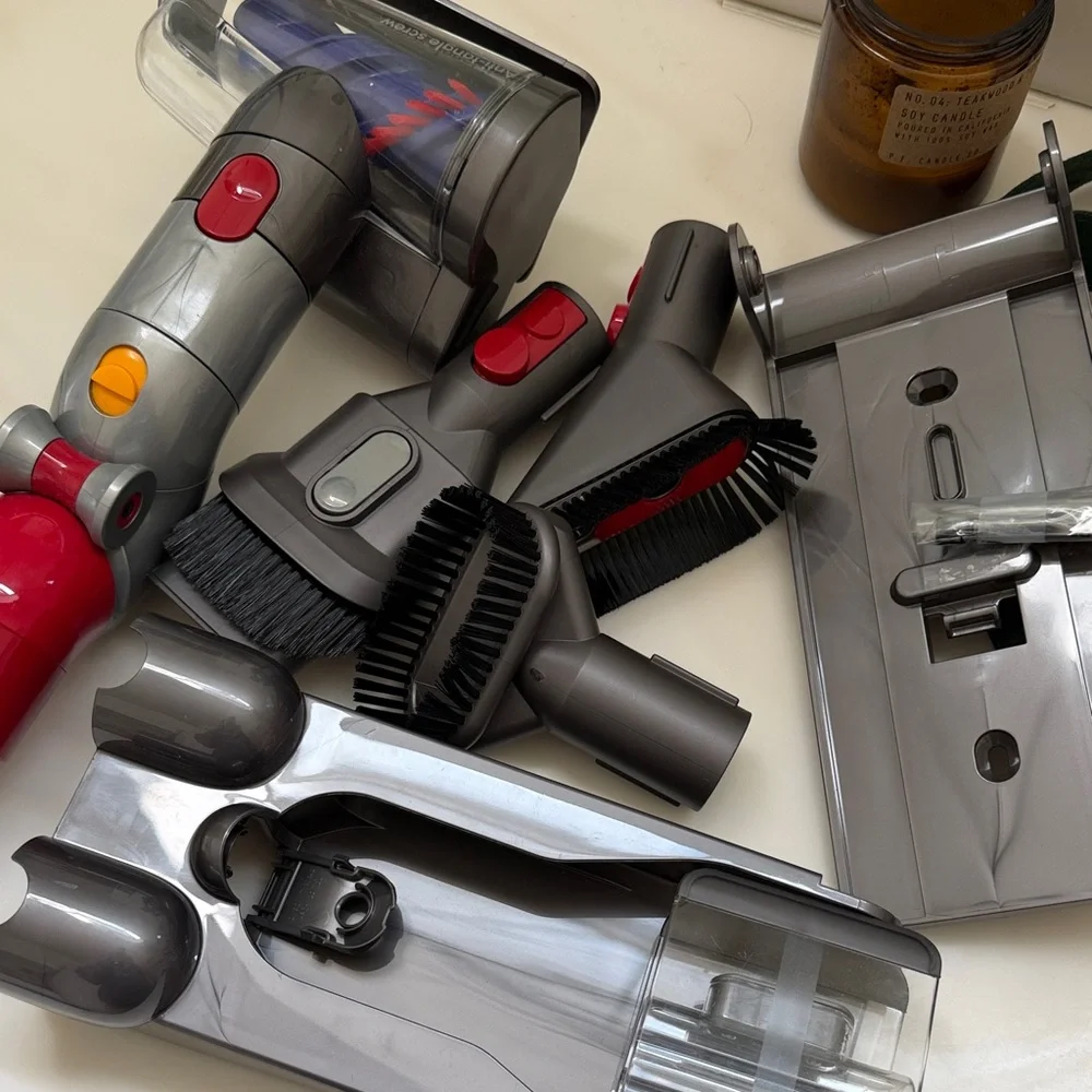 Dyson v8 extras - Picture 1 of 3